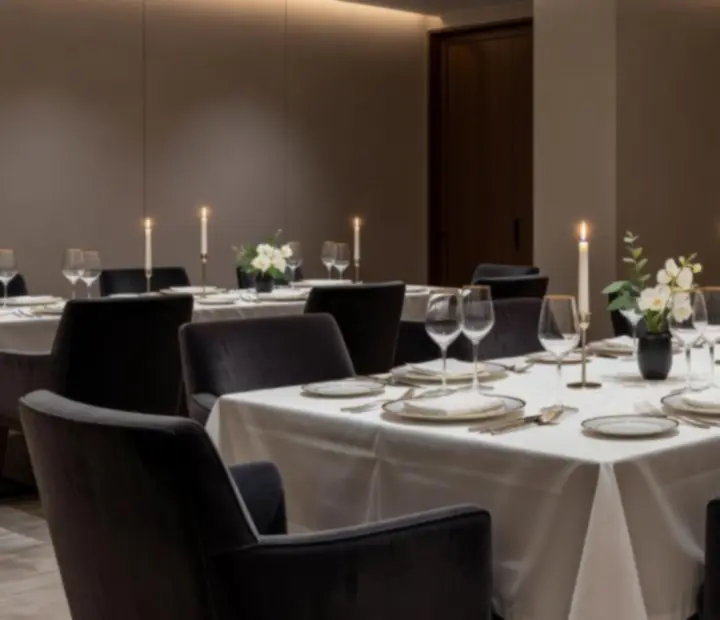 Elegancka aranżacja stołu na biznesową kolację w restauracji