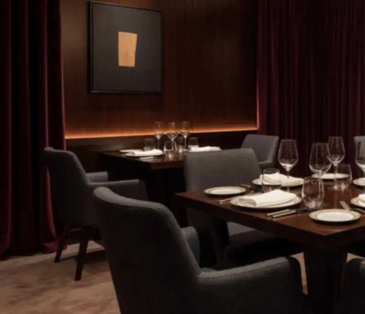Prywatna sala restauracyjna przygotowana na elegancki wieczór w Pola Strovia