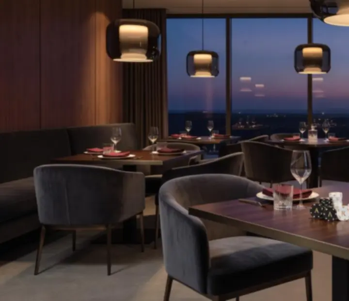 Eleganckie wnętrze restauracji Pola Strovia z nakrytymi stołami i nastrojowym oświetleniem