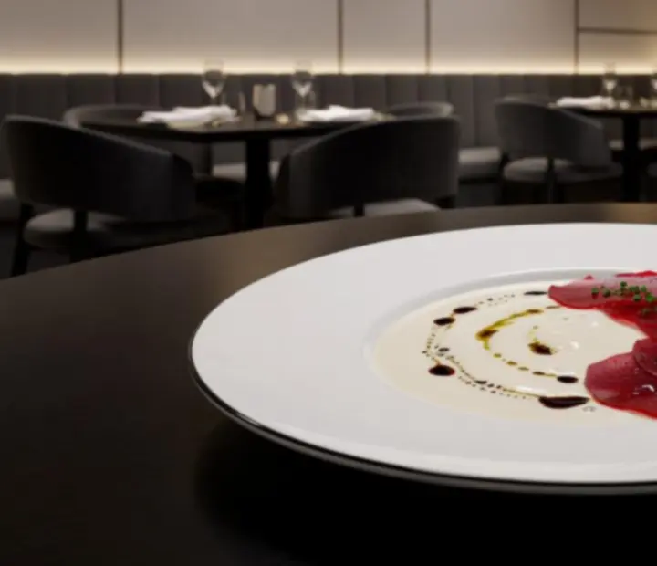 Wegańskie dania fine dining serwowane w restauracji Pola Strovia.